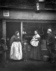 Cierpiący od potopu, z „Street Life in London”, J. Thomson i Adolphe Smith, 1877